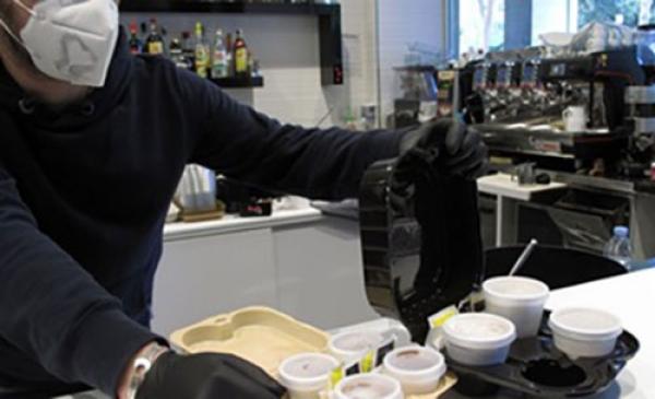 Consumo al banco, Fipe-Confcommercio: “Divieto insostenibile, produce 30 tonnellate di plastica al giorno”