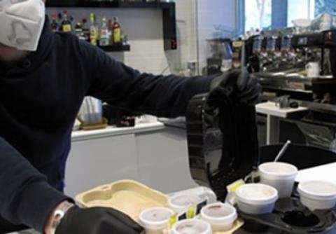 Consumo al banco, Fipe-Confcommercio: “Divieto insostenibile, produce 30 tonnellate di plastica al giorno”
